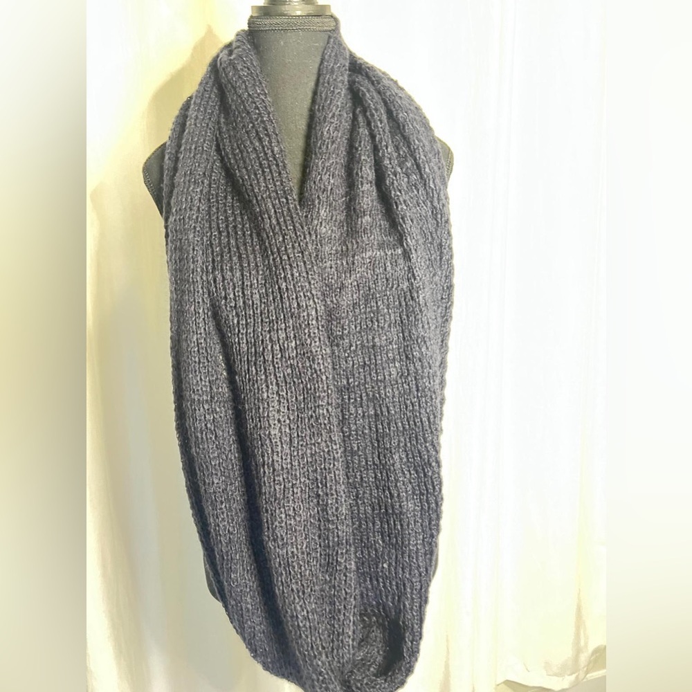 Elegant Gray Knit Infinity Scarf - Picture 3 of 4
